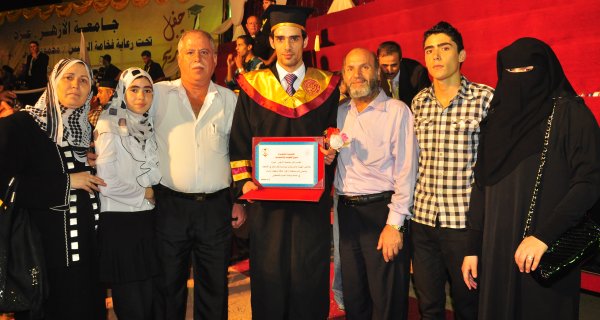 تخرج الطالب خالد وليد هاشم الأغا في جامعة الأزهر بغزة