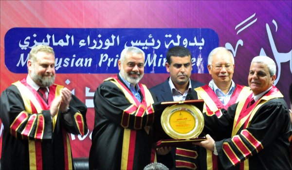 جامعة الأقصى تمنح رئيس وزراء ماليزيا درجة الدكتوراة الفخرية