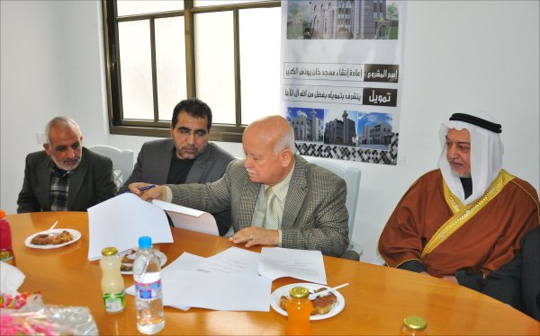 توقيع إتفاقية البدء بتنفيد إعادة إنشاء المسجد الكبير في مدينة خان يونس
