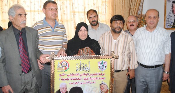 وقفة تضامنة- زيارة منزل والدة  الأسيرين ضياء ومحمد الأغا