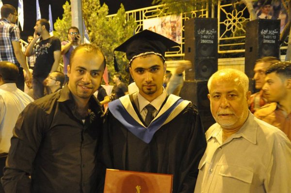 تخرج الطالب محمود يزيد الأغا في الكلية الجامعية للعلوم التطبيقية