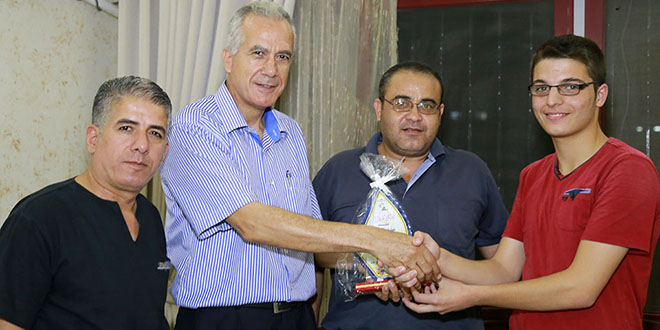 تكريم المشاركين في فعاليات برنامج احتفال العائلة-من قبل اللجنة المنظمة