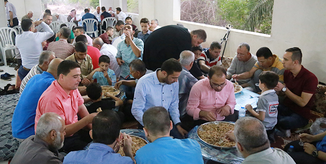 تناول أكلة (أم علي) التراثية في ديوان الأغا (ال حمدان الكرام) 2017