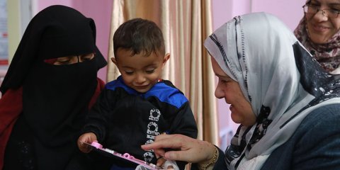 د. هيفاء الأغا تزور مستشفى ناصر وتقدم هدايا رمضان