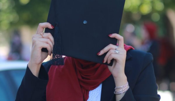 تخرج أ. إسراء نزيه الأغا في جامعة فلسطين تخصص تجارة انجليزي 