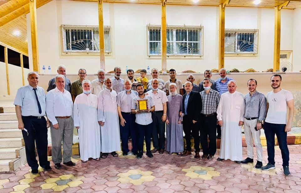 وفد من العائلة يهنئ مختار العائلة الحاج أبو أحمد بتخرج نجله أ.محمود اياد