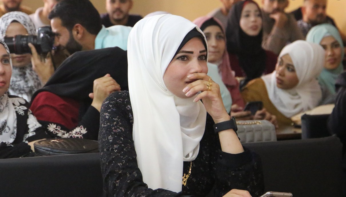 منح أ. وردة علي فتحي علي عثمان الأغا درجة البكالوريوس