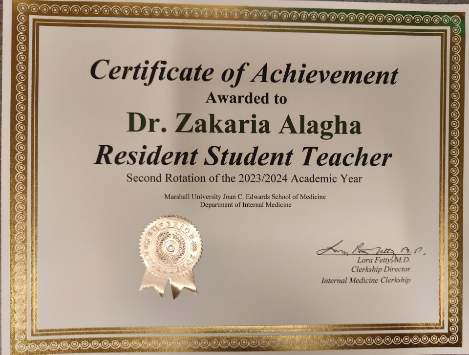 منح  د.زكريا سلام الأغا جائزة أفضل معلم مقيم في كلية الطب
