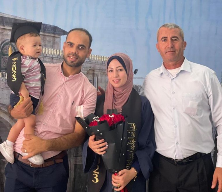 منح أ. سهيله زياد جبارة فالوجي الأغا درجة البكالوريوس