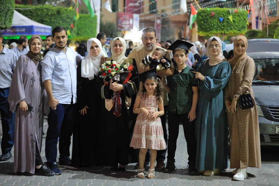 منح الدكتورة أية براء يوسف عنتر شاكر الأغا درجة البكالوريوس