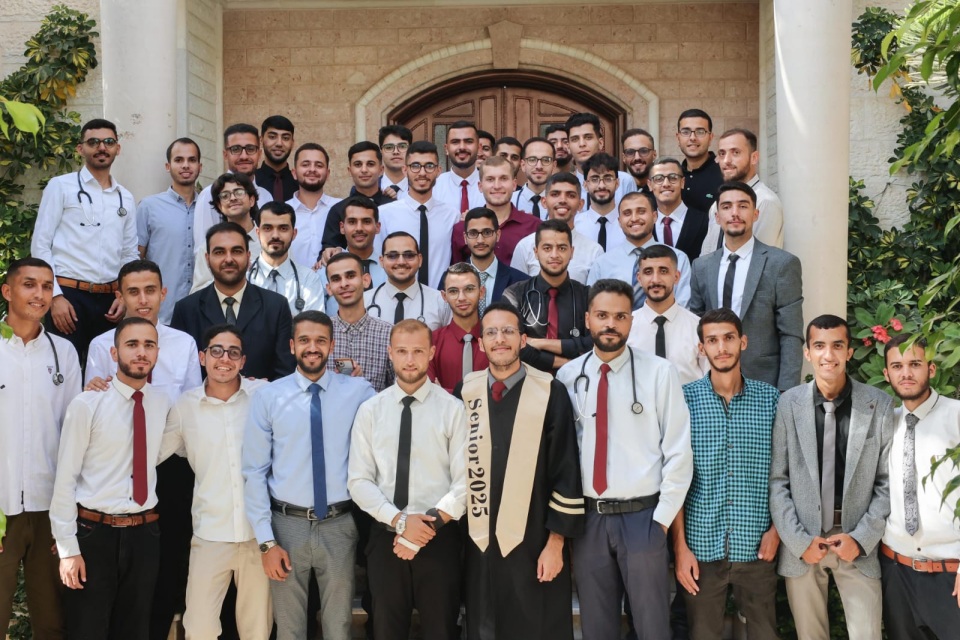 منح الدكتور أحمد بيان أحمد يوسف الأغا درجة البكالوريوس